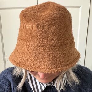 Sentaler bucle bucket hat in caramel cafe